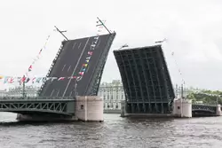 Дворцовый мост, развод в дневное время Дворцовый мост, развод в дневное время