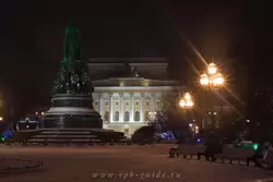 Александринский театр и памятник Екатерине II в ночной подсветке Александринский театр и памятник Екатерине II в ночной подсветке