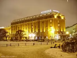 Гостиница «Астория» в ночной подсветке Гостиница «Астория» в ночной подсветке