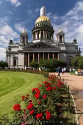 Исаакиевский собор и цветы на площади Исаакиевский собор и цветы на площади